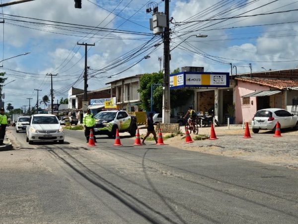 Avenida das Fronteiras, na Zona Norte de Natal, é interditada para obra de saneamento. — Foto: Stephany Souza/Inter TV Cabugi