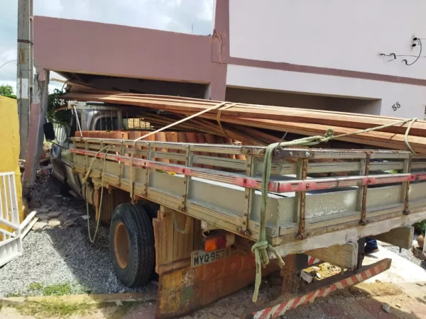 Caminhão atingiu casa no município de Pendências, no interior do RN — Foto: Divulgação
