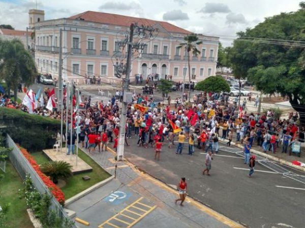 Manifestantes se dividiram entre as entradas da AL/RN e tentaram impedir a entrada de parlamentares (Foto: Pedro Melo)