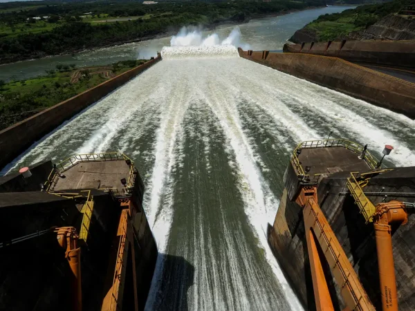 Foz do Iguaçu (PR), 02/01/2025 – Vista das comportas da hidrelétrica de Itaipu Binacional, a hidrelétrica foi criada em 26 de abril de 1973 e regida em igualdade entre Brasil e Paraguai.
A usina está localizada no Rio Paraná, no trecho de fronteira entre o Brasil e o Paraguai, 14 km ao Norte da Ponte da Amizade, nos municípios de Foz do Iguaçu, no Brasil, e Hernandarias, no Paraguai. 
Foto: Joédson Alves/Agência Brasil