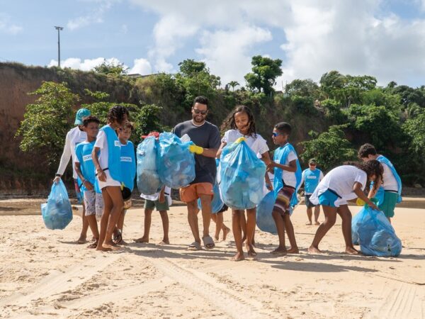 Ítalo Ferreira e crianças fazem mutirão de limpeza na praia de Baía Formosa — Foto: Divulgação