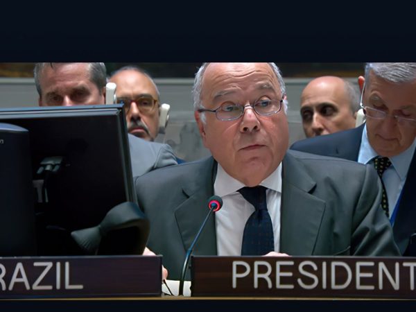 Em discurso hoje no Conselho de Segurança das 
@NacoesUnidas
, em Nova York, o Ministro Mauro Vieira ?? chamou a atenção para o rápido agravamento da crise humanitária na Faixa de Gaza e a urgência de resposta do Conselho ao drama humano dos reféns e da população civil em Gaza. Foto: Itamaraty Brasil/ X