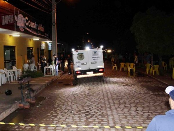 Duplo homicídio aconteceu na calçada de um espetinho no bairro Costa e Silva (Foto: Marcelino Neto/O Câmera)
