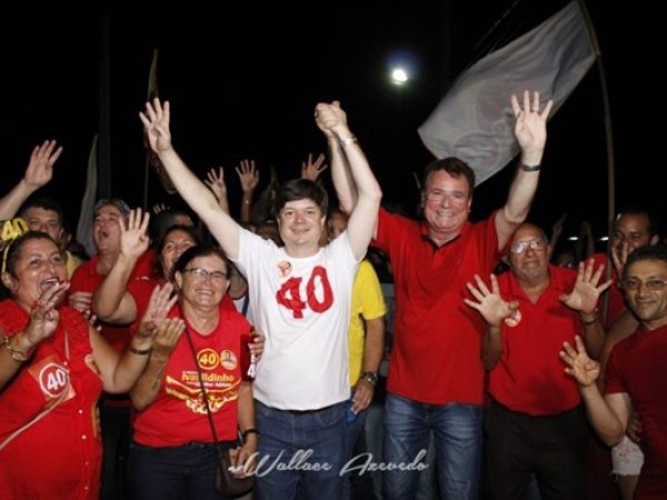 Ivanildinho, de camisa vermelha lisa, novo prefeito de Santa Cruz — Foto: Wallace Azevedo