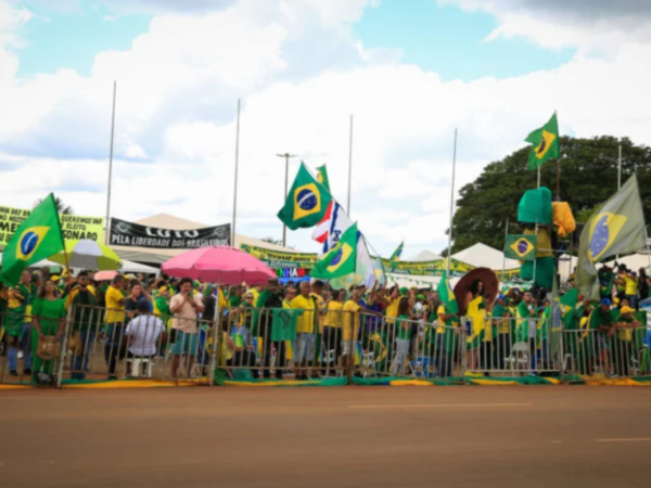 Bolsonaristas também rezavam um terço em uma das barracas. — Foto: Sérgio Lima/Poder360