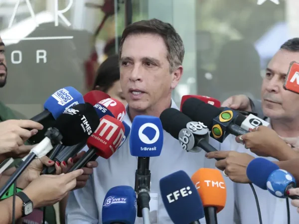 Brasília (DF), 31/12/2025 - O cardiologista  Brasil Caiado e o cirurgião Claudio Birolini durante entrevista coletiva para falar sobre situação médica do ex-presidente Jair Bolsonaro, que está internado após fazer cirurgia. Foto: Bruno Peres/Agência Brasil