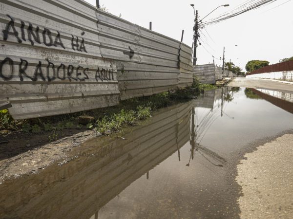 Maceió (AL) 16/12/2023 – Os esquecidos pela Braskem – Moradores colocaram um aviso em um bloqueio da Braskem que`Ainda hà moradores aqui´ nas proximidades da mina n°18 da mineradora na lagoa de Mundaú.
Foto: Joédson Alves/Agência Brasil