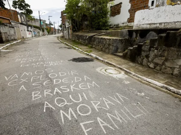 Maceió (AL) 17/12/2023 – Moradores deixam frases em suas casas após serem desalojados, nas proximidades da mina n°18 da mineradora Braskem na lagoa de Mundaú.
Foto: Joédson Alves/Agência Brasil