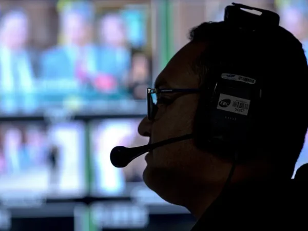 Brasília (DF) 06-04-2023 - Por dentro da Empresa Brasil de Comunicação (EBC), um operador é visto no switcher  durante transmissāo ao vivo.
Foto: Joédson Alves/Agência Brasil