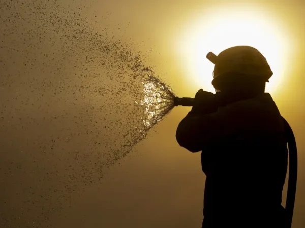 Porto Jofre (MT) 17/11/2023 – Brigadista do ICMBIO fazendo resfriamento do fogo, durante incêndio florestal que atige o Pantanal.
Foto: Joédson Alves/Agência Brasil