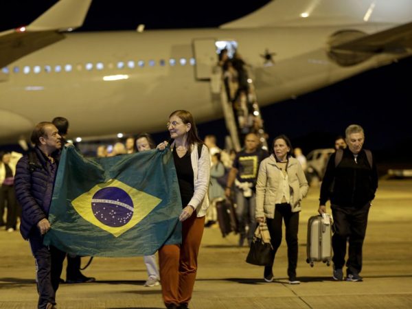 Brasília (DF) 11/10/2023 – O primeiro avião da FAB trazendo 211 brasileiros de Israel aterrissa às 4h da manhã, na Base Aérea de Brasília. A operação de resgate, denominada Voltando em Paz, começou no domingo (8) com a saída da aeronave do Brasil com destino à Itália e, de lá, para Tel Aviv (capital israelense), de onde os brasileiros embarcaram.
Foto: Joédson Alves/Agência Brasil
