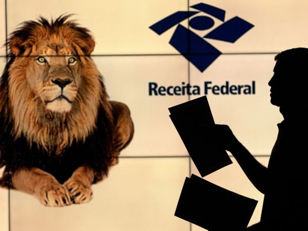 Brasília 17/03/2023 - Fotos para ilustrar matéria  sobre imposto de renda, o prazo de entrega da declaração mudou. Começou às 9h desta quarta-feira (15) e vai até as 23h59min59s de 31 de maio. A mudança, segunda a Receita, foi necessária para que todos os contribuintes tenham acesso à declaração pré-preenchida, que é enviada duas semanas após a entrega dos informes de rendimentos pelos empregadores, pelos planos de saúde e pelas instituições financeiras. 
Foto: Joédson Alves/ Agência Brasil