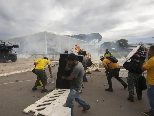 Brasilia (DF) 08/01/2023 - Golpistas invadem prédios públicos na praça dos Três Poderes. Na foto, vândalos com grades  que protegiam o acesso ao STF.