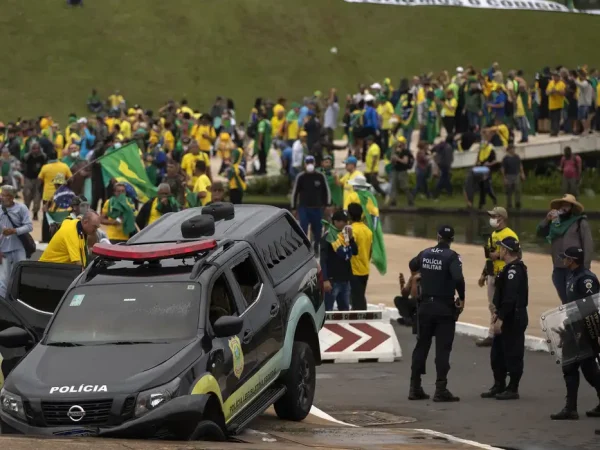 Brasília (DF), 08/01/2023 - Golpistas invadem prédios públicos na praça dos Três Poderes. Na foto, vândalos depredam carros da policia legislativa em frente ao Congresso Nacional.