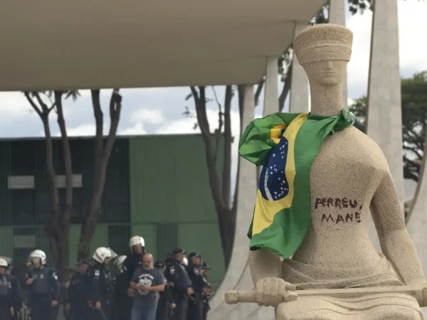Brasília (DF), 08/01/2023 - Estátua da Justiça em frente ao STF pintado com os dizeres