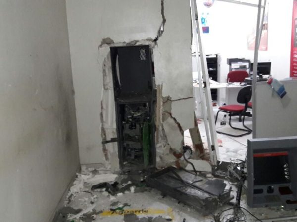 Com a explosão, agência bancária em Jaçanã ficou parcialmente destruída (Foto: Notícias da Serra)