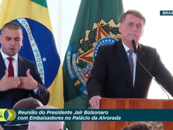 O presidente falou sobre o sistema eleitoral e possíveis falhas nas urnas eletrônicas. — Foto: Reprodução/TV Brasil YouTube
