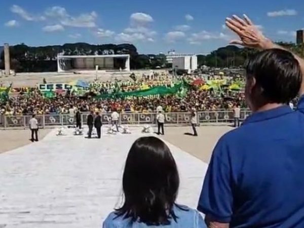 Jair Bolsonaro cumprimenta apoiadores que organizaram carreata em Brasília — Foto: Reprodução/Facebook