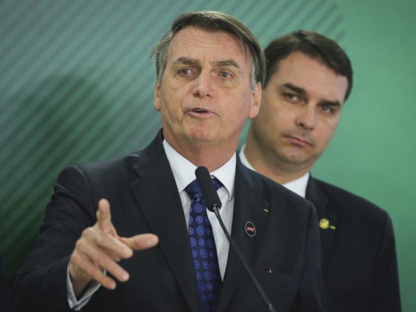 O presidente Jair Bolsonaro diz não saber por onde anda Fabrício Queiroz, ex-assessor de deu filho Flávio Bolsonaro — Foto: Sérgio Lima/PODER 360.