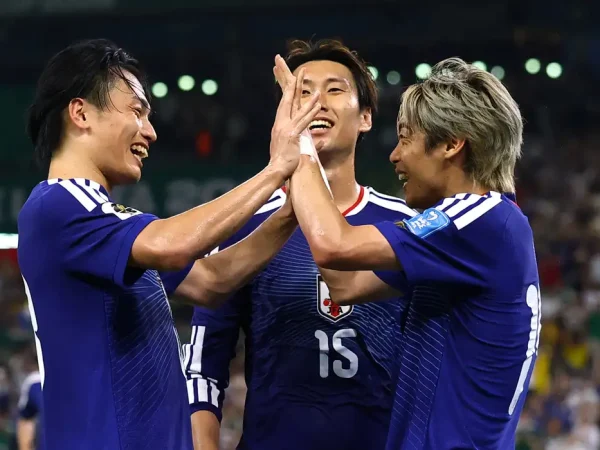 Junya Ito, do Japão, comemora o terceiro gol com Ayase Ueda e Daichi Kamada
20 de junho de 2026  também do Japão. REUTERS/Daniel Becerril