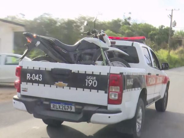 Perseguição policial em Campina Grande tem suspeito baleado, prisões e apreensão de moto roubada — Foto: Reprodução/TV Paraíba