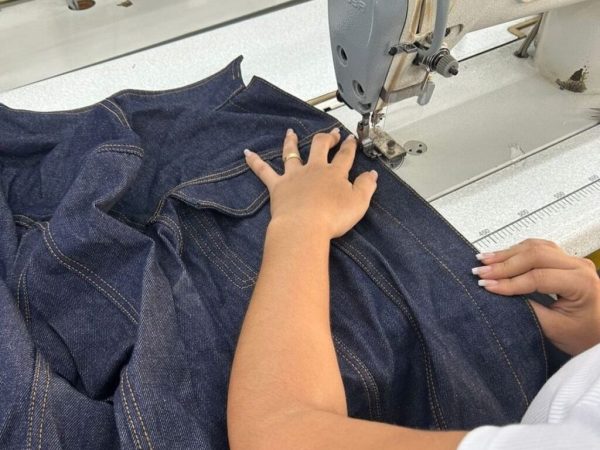 As jaquetas em jeans bordadas em Timbaúba dos Batistas que foram destaques no Jornal Nacional. — Foto: Divulgação