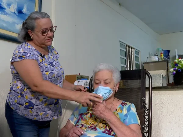 O trabalho invisível das mulheres é tema do Caminhos da Reportagem - Joana D'arc cuida diariamente dos pais idosos. Foto: Frame/TV Brasil