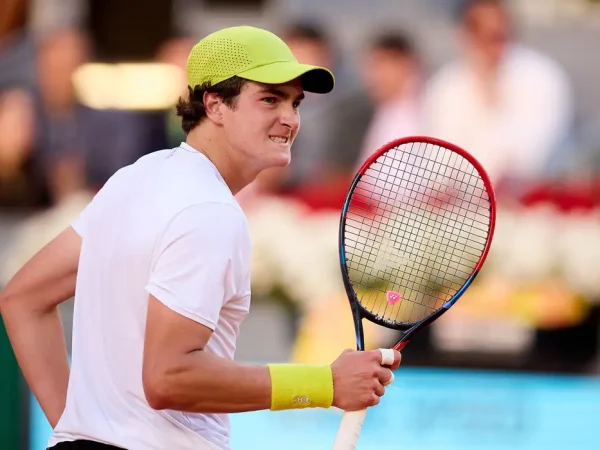 João Fonseca vence estreia no Masters 1000 de Madri contra o dinamarques Emer Moller, por 6/2 e 6/3