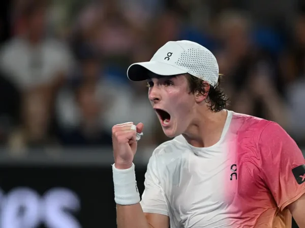 João Fonseca vibra durante partida contra Andrey Rublev no Aberto da Austrália
14/01/2025 REUTERS/Jaimi Joy