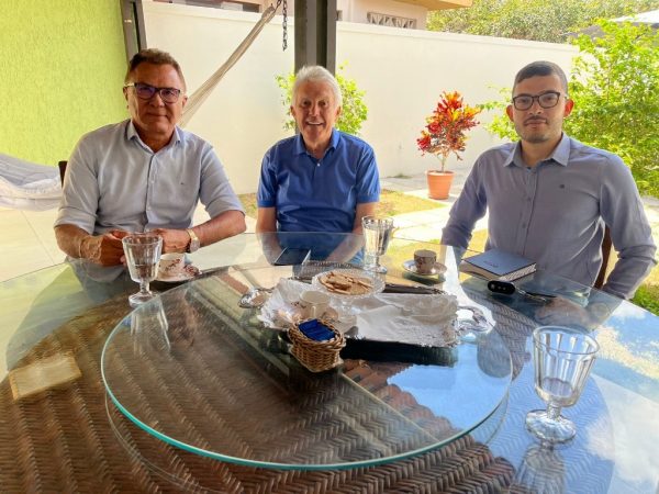 A primeira visita foi do prefeito eleito de Montanhas, Antônio Neto. — Foto: Divulgação