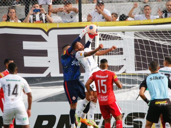 O jogo foi movimentado, mas nenhuma das equipes conseguia finalizar com perigo. — Foto: Canindé Pereira/América F.C.