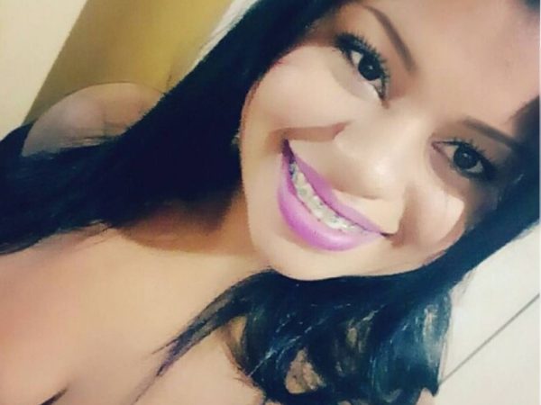 Josilaine Alves Ramos, de 21 anos, morreu baleada durante a discussão entre marido e suspeito (Foto: Reprodução/Facebook)