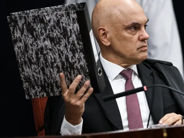 Brasília (DF), 11/09/2025 - O ministro Alexandre de Moraes durante sessão na Primeira Turma do Supremo Tribunal Federal (STF), que realiza o quinto dia de julgamento dos réus do Núcleo 1 da trama golpista, formado pelo ex-presidente Jair Bolsonaro e mais sete aliados. Foto: Marcelo Camargo/Agência Brasil