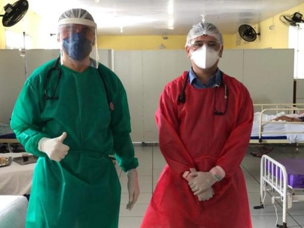 Médico Juliano Silveira, de vermelho, ao lado do colega médico Evanilson: os dois em atuação em casos de Covid-19 no Juvino Barreto — Foto: Arquivo pessoal