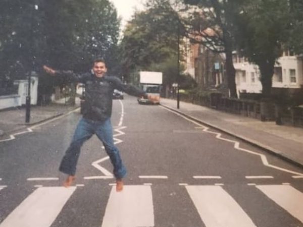 Karlo Schneider em foto na faixa de pedestres da Abbey Road em Londres, famosa em capa do disco dos Beatles. Imagem foi compartilhada pela filha Bárbara — Foto: Arquivo pessoal
