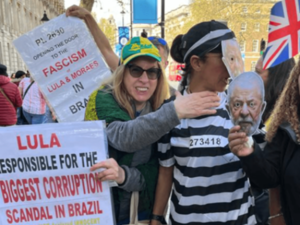 Os manifestantes seguravam cartazes que diziam, em inglês, “Lula ladrão, seu lugar é na prisão”. — Foto: Reprodução/Twitter