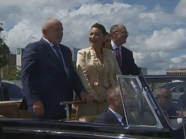 Luiz Inácio Lula da Silva (PT) e Geraldo Alckmin (PSB) embarcaram no Rolls-Royce presidencial. — Foto: Reprodução/CNN Brasil