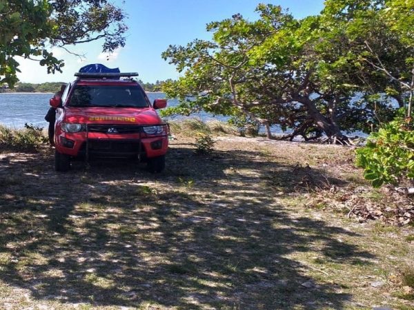 Lagoa de Cotia: corpo foi encontrado pelo grupo de salvamento dos bombeiros — Foto: CBM.