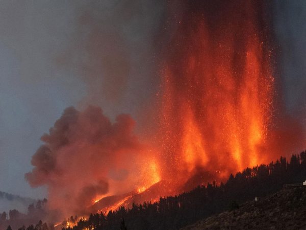 Lava é expelida de vulcão no parque nacional Cumbre Vieja em El Paso, na ilha de La Palma, no domingo (19) — Foto: Desiree Martin/AFP