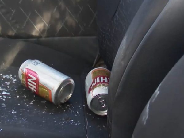 Dentro do veículo que o suspeito estava foram encontradas latas de cerveja — Foto: TV Cabo Branco