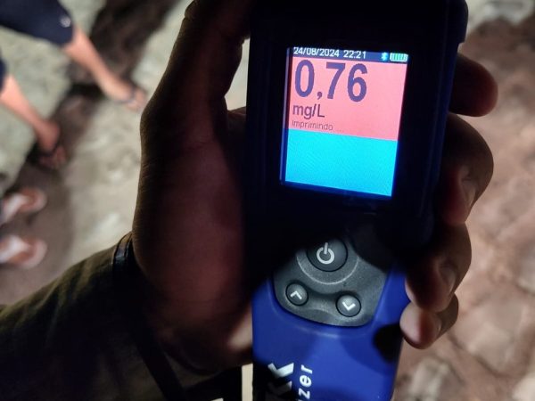 Operação Lei Seca prendeu homem após resultado do teste do bafômetro — Foto: Divulgação