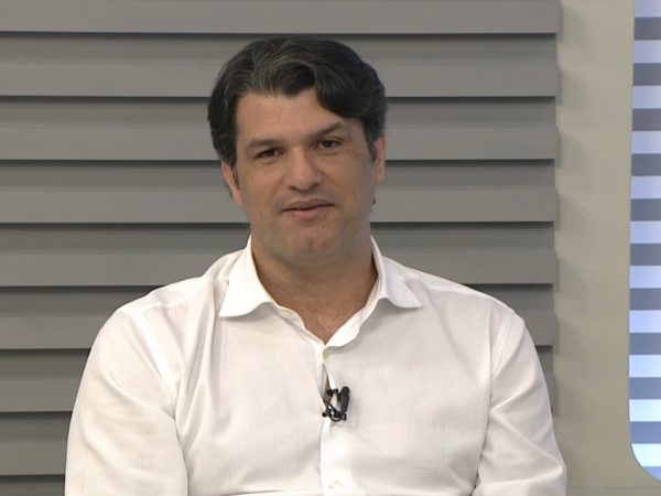 leo-bezerra Prefeito de João Pessoa fala em fazer multirões para retirada de lixo nas ruas da cidade, na TV Cabo Branco — Foto: TV Cabo Branco