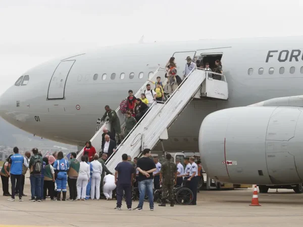 Guarulhos (SP) 19/10/2024  Brasileiros que estavam no Líbano, desembarcam do avião KC-30 da FAB,na Base Aérea de São Paulo  na Operação “Raizes do Cedro” em Guarulhos. Foto Paulo Pinto/Agencia Brasil