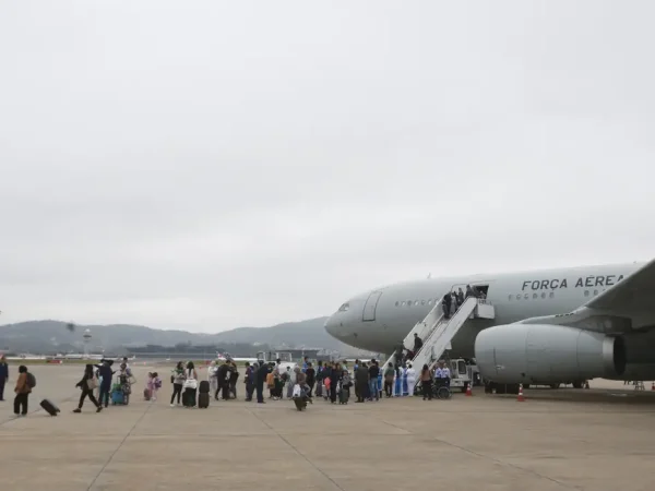 Guarulhos (SP) 19/10/2024  Brasileiros que estavam no Líbano, desembarcam do avião KC-30 da FAB,na Base Aérea de São Paulo  na Operação “Raizes do Cedro” em Guarulhos. Foto Paulo Pinto/Agencia Brasil