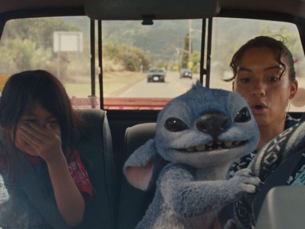 Maia Kealoha e Sydney Agudong em cena de 'Lilo & Stitch' — Foto: Divulgação