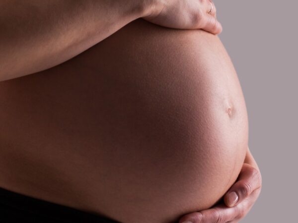 Pais de bebê morto dentro da barriga da mãe por erro médico no RN receberão indenização de R$ 75 mil e pensão mensal — Foto: Racool Studio/Freepik