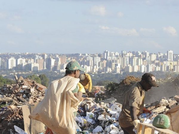 FGV diz que 15 milhões de brasileiros saíram da linha da pobreza — Foto: Reuters
