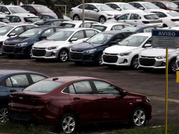 Os carros são retratados na fábrica da General Motors Co, que concederá folga a seus funcionários durante o surto de doença por coronavírus (COVID-19), em São José dos Campos