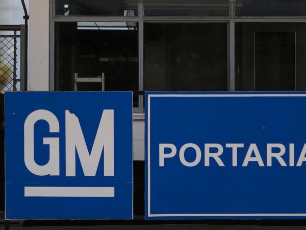 Entrada de fábrica da General Motors em São José dos Campos (SP)