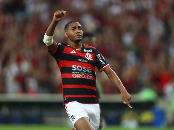 meia-atacante Lorran, de 17 anos, deu assistência e marcou na vitória do Flamengo por 2 a 0 no Corinthians, pelo Brasileiro 2024, em 11/05